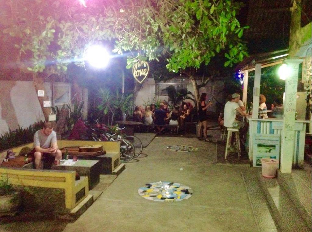 Good For Ya Knee Hostel & Bungalows (Adults Only) Gili Trawangan Exteriör bild