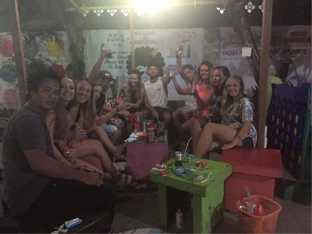 Good For Ya Knee Hostel & Bungalows (Adults Only) Gili Trawangan Exteriör bild